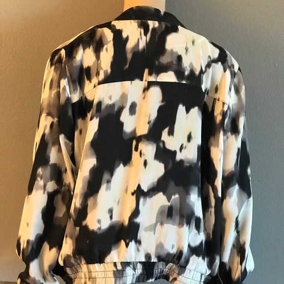 Black and white buttoned up jacket - Picture 3 of 8